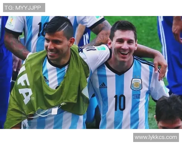 阿圭罗在国际比赛中连续踢进两粒进球，助阿根廷队晋级下一轮